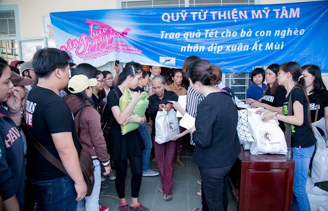 Mỹ Tâm bán vé số đắt như tôm tươi